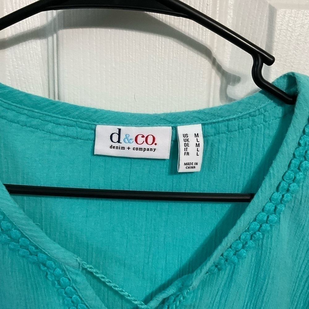 D&Co top. Size M. ruffled sleeves - Picture 5 of 8